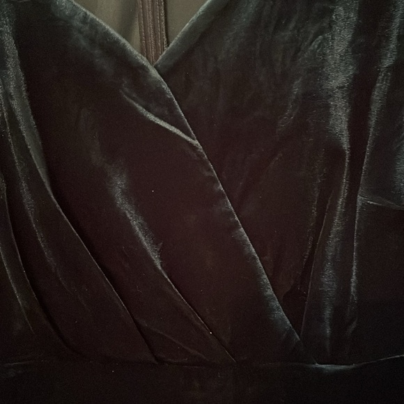 Green velvet dress - Picture 2 of 4